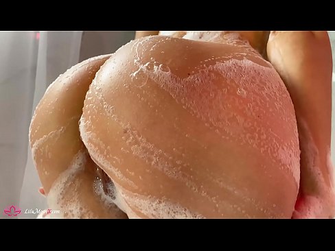 ❤️ Brunetka masturbuje kundičku s vibrátorom až do intenzívneho orgazmu v sprche ☑ Šukanie na sk.com-porn-hat.ru ﹏